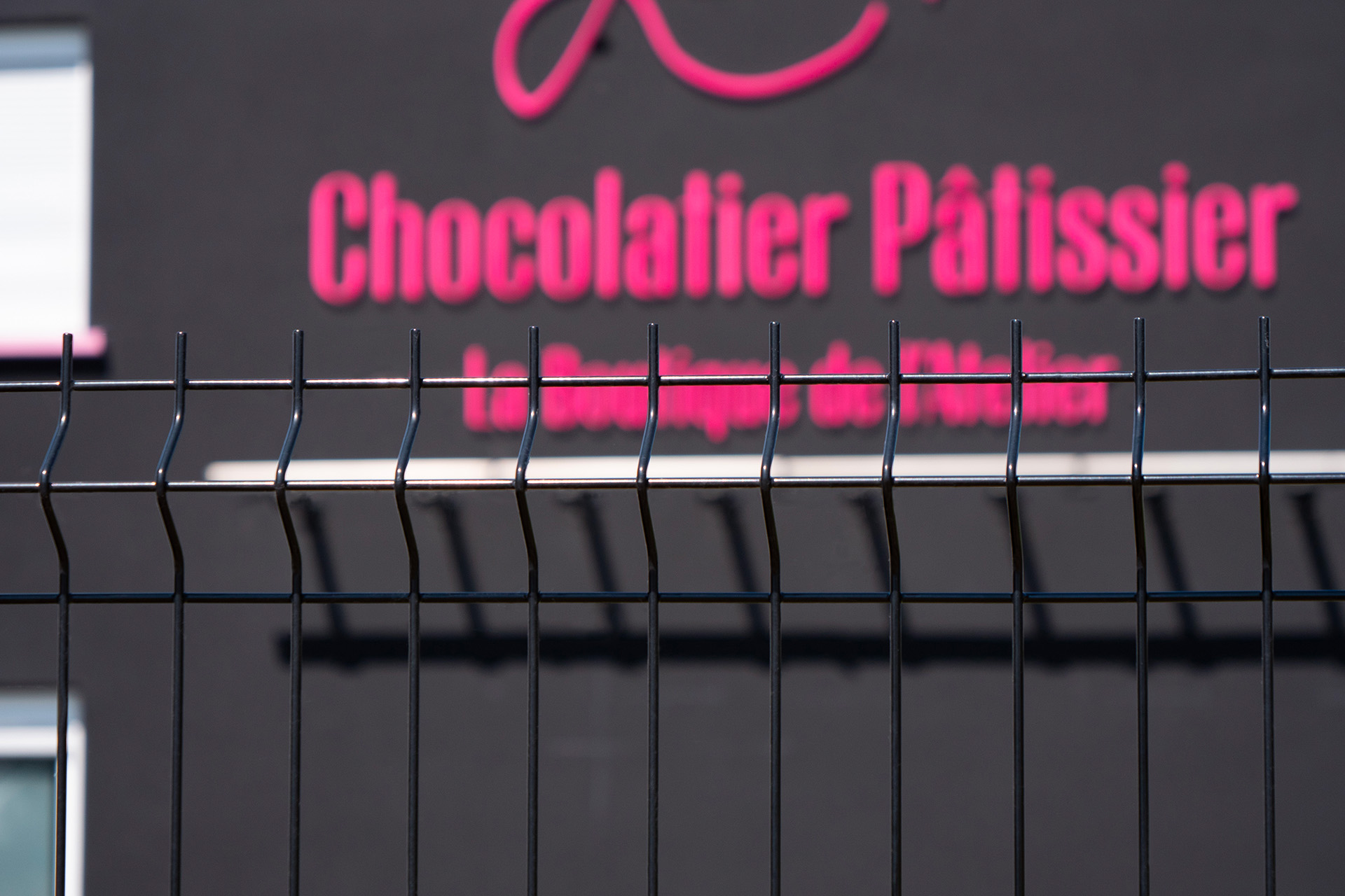 Sécurisation d'une chocolaterie avec portails autoportants manuels et grillage rigide