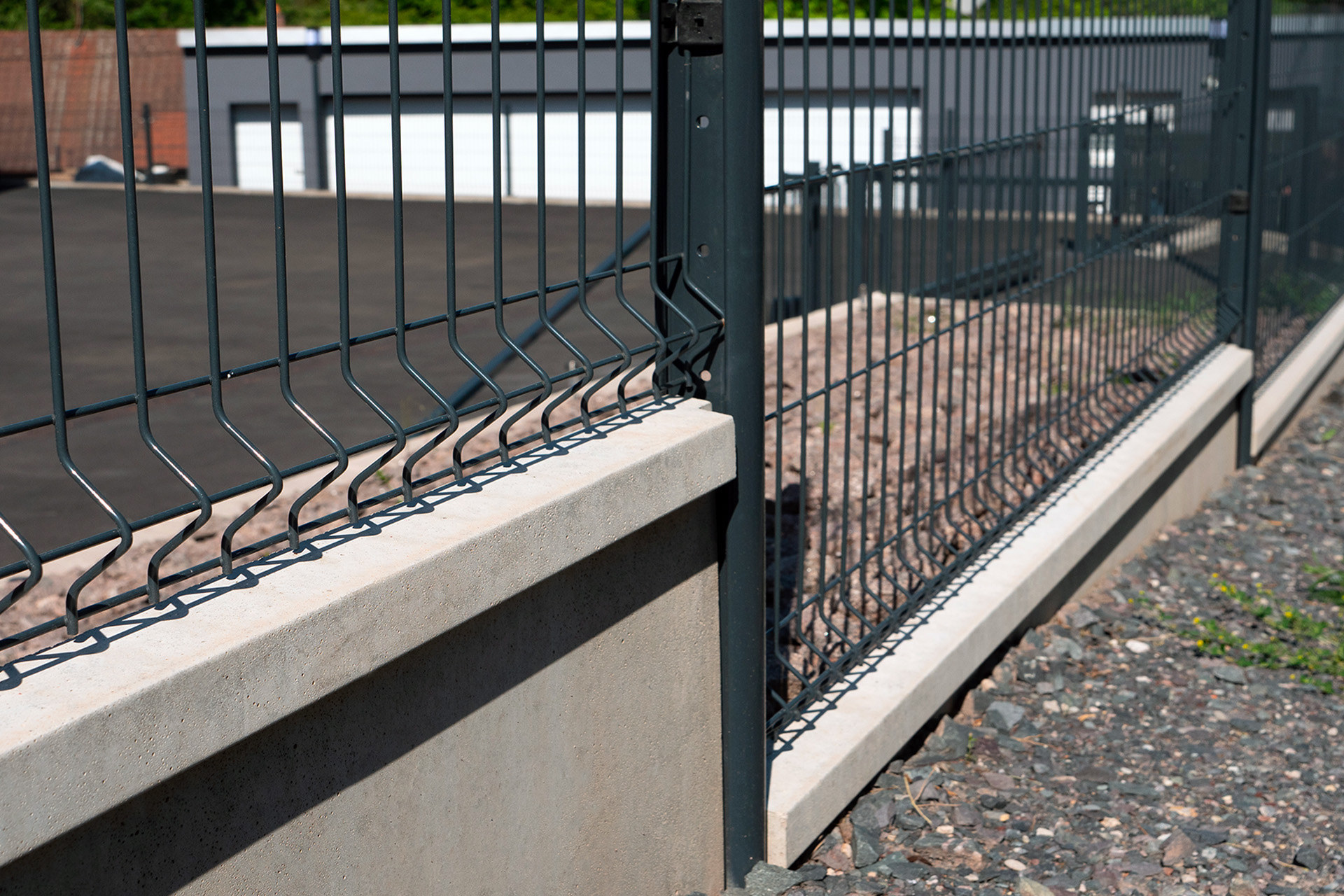 Pourquoi poser une clôture rigide avec des plaques de soubassement béton ?