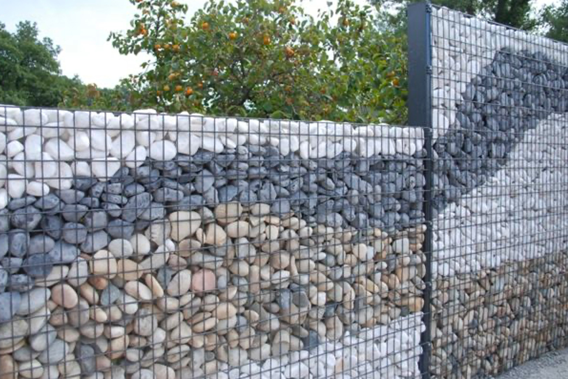 motifs dans une clôture gabion grâce à l'alternance de différentes pierres